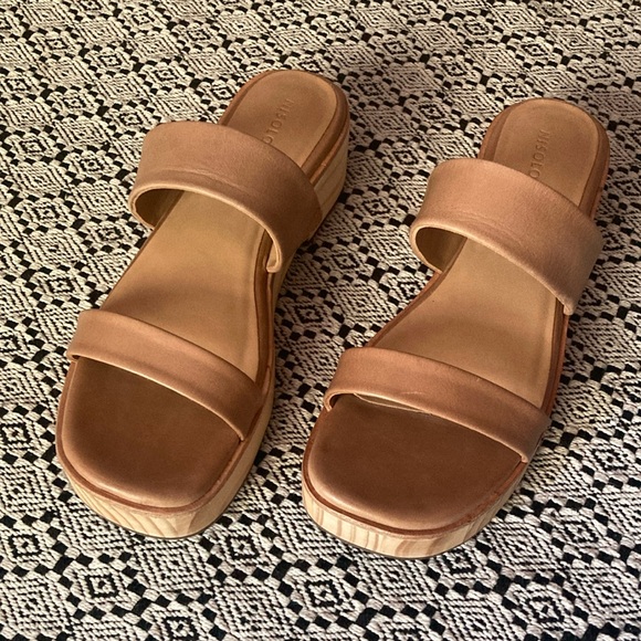 Nisolo Ellie All Day Clog in Almond - Picture 2 of 6